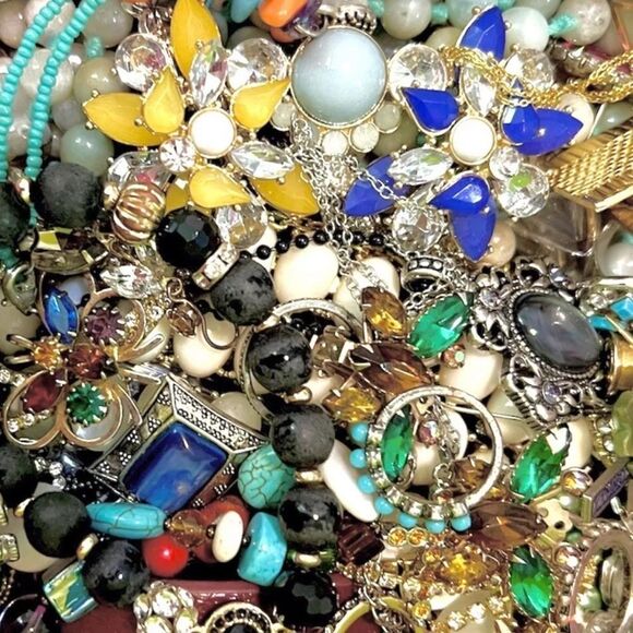 Huge 3 LBs vintage costume jewelry lot~ Gold sterling silver pearls rhinestones - Picture 8 of 9